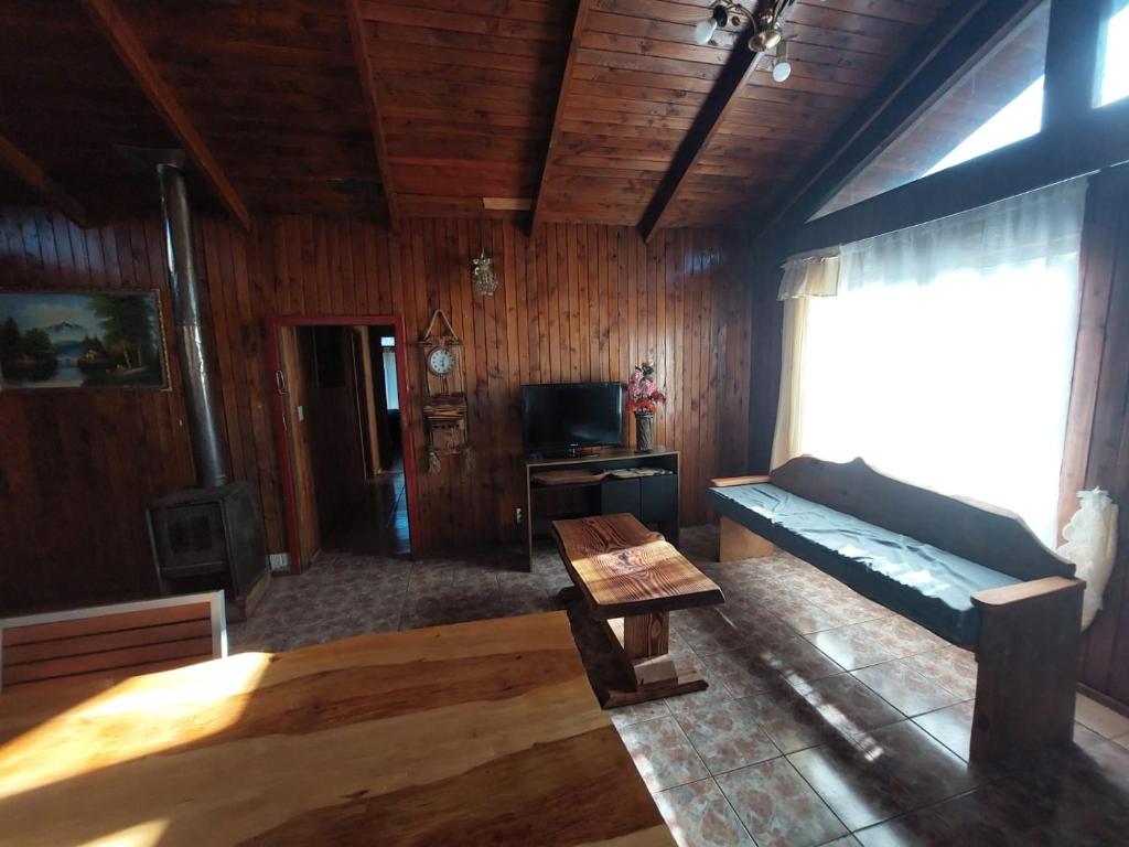 a living room with a couch and a table at Grandes cabañas in Pucón