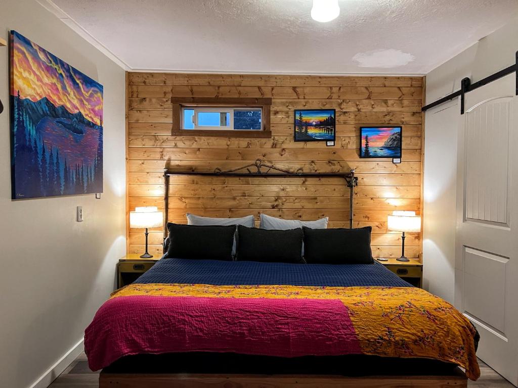 錫賽德的住宿－Seafare，一间卧室配有一张木墙床