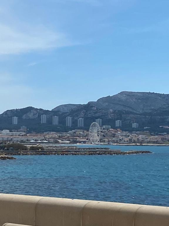 - une vue sur une étendue d'eau avec une ville dans l'établissement L’ESCALE APPART 60m2 à 200m de la plage, à Marseille