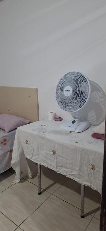 un ventilador blanco sentado sobre una mesa en Descanse e aconchego, en Itajaí