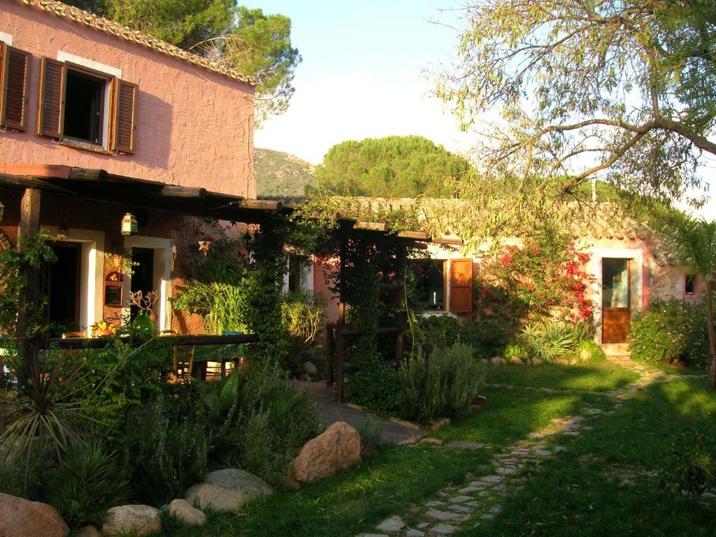 San Gregorio的住宿－La Fattoria Delle Tartarughe，前面有花园的房子