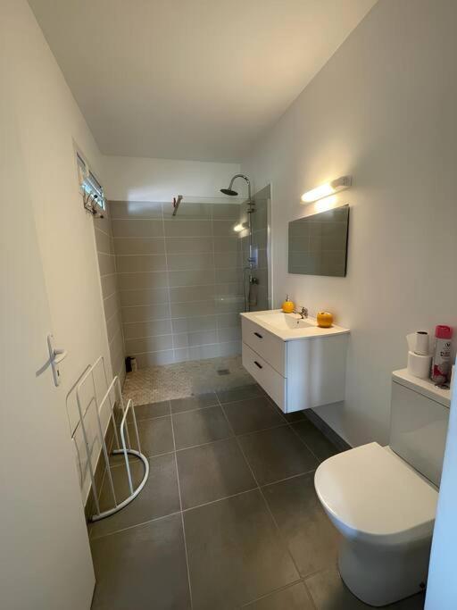 Koupelna v ubytování Bas de villa F2 neuf avec terrasse et piscine