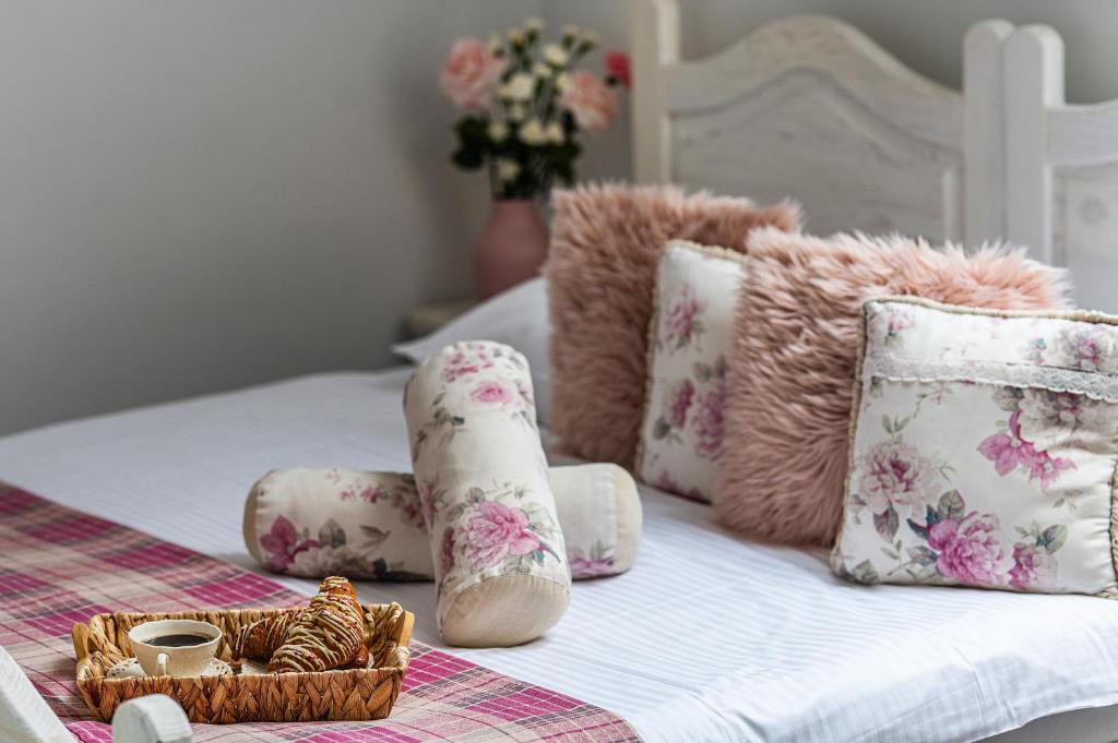 a bed with white socks and a basket of nuts at Modra Sikorka in Tomaszów Mazowiecki