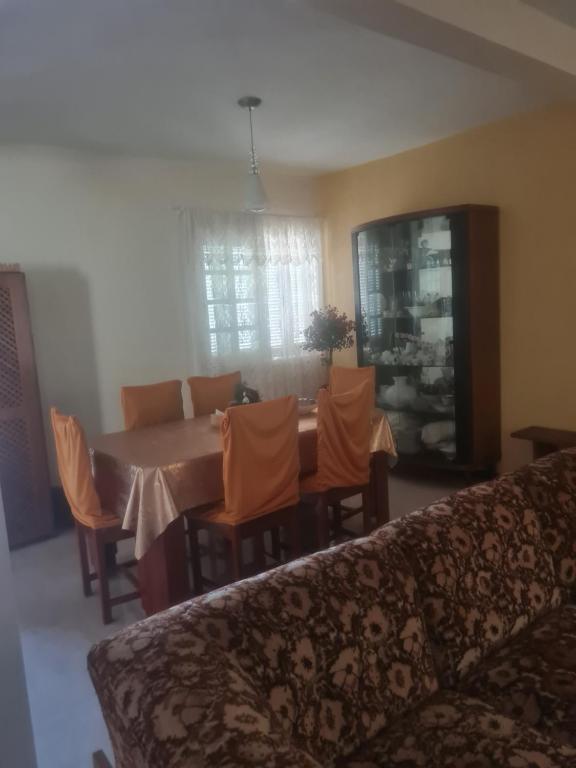 uma sala de jantar com uma mesa e algumas cadeiras em Casa em Torres em Torres