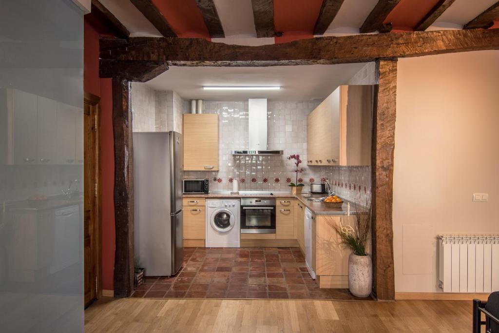 A kitchen or kitchenette at Haro Apartments