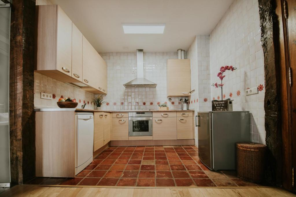 A kitchen or kitchenette at Haro Apartments
