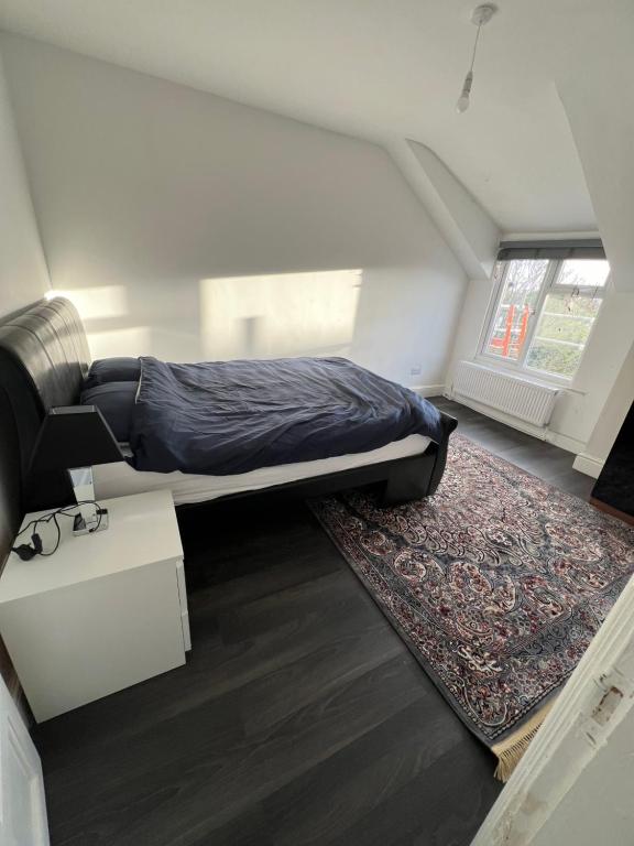 Dormitorio pequeño con cama y alfombra en Silk Accommodation, en Margate