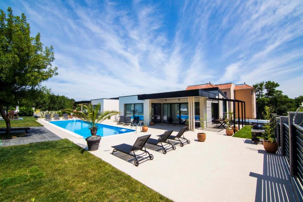 uma villa com uma piscina e uma casa em Luxury Villas Giardino Lozenetz em Lozenets