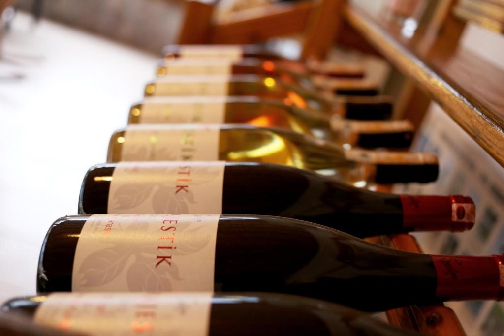 Une rangée de bouteilles de vin est mise à votre disposition. dans l'établissement Adrasan Shambala, à Adrasan