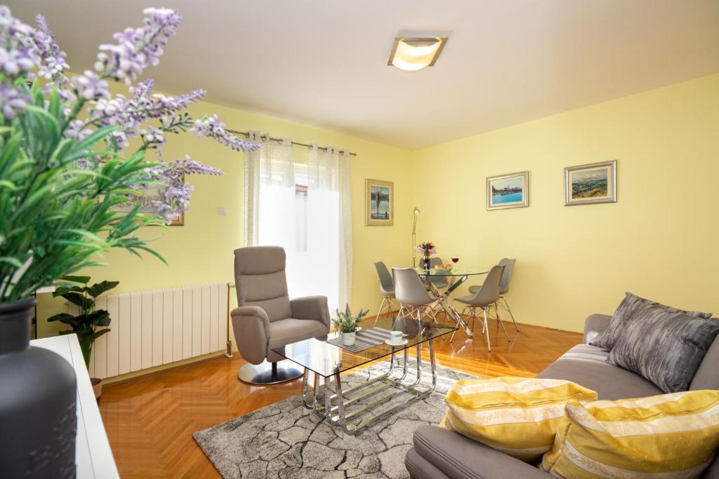 Posedenie v ubytovaní Apartment Fortunella