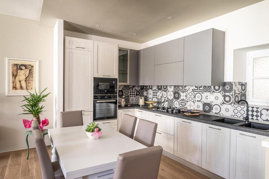 Kuchyň nebo kuchyňský kout v ubytování La casa del pittore Squillantini suite