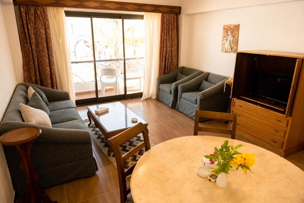 TV a/nebo společenská místnost v ubytování Turquoise Beach Hotel