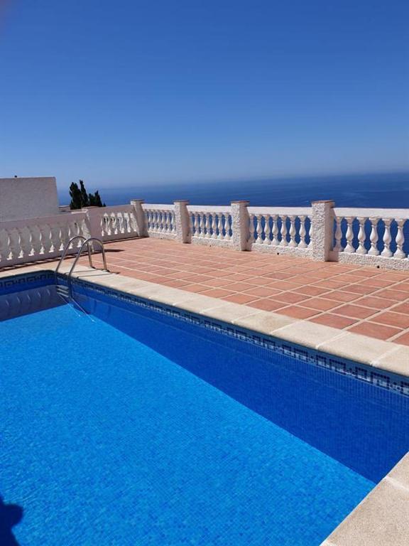 a swimming pool with a view of the ocean at La Perla in Almuñécar