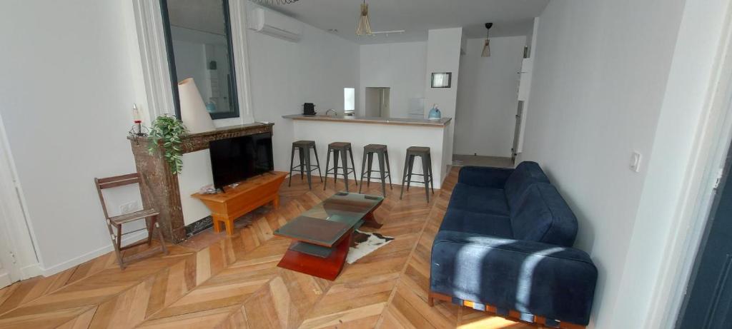 un salon avec un canapé et une table dans l'établissement Eveiller vos papilles, à Tournon-sur-Rhône