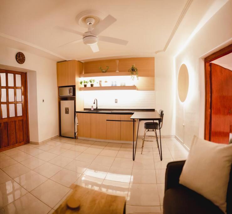 een keuken met een wastafel en een tafel in een kamer bij Casa Amma - Amma in Matehuala