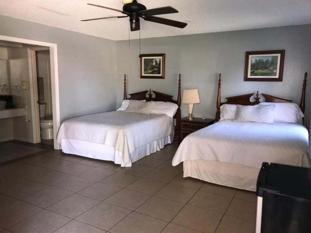 A bed or beds in a room at Columbia Lakes Hotel & Conference Center