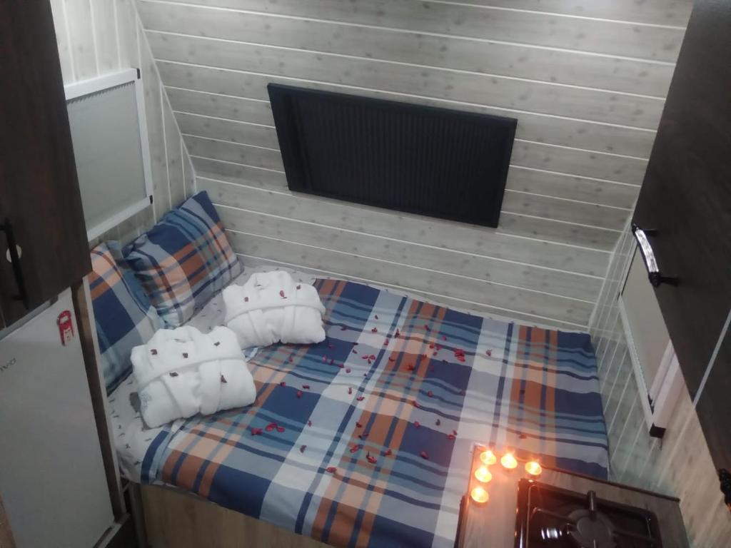 Postel nebo postele na pokoji v ubytování Tak Tak Karavan kiralama hizmeti