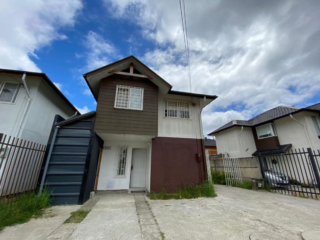 ein Haus in einer Auffahrt vor einigen Häusern in der Unterkunft Tronador I in Puerto Montt