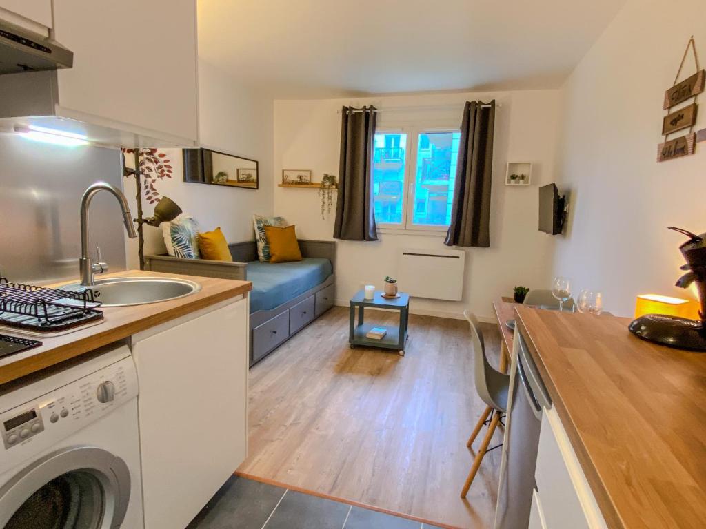 a kitchen and living room with a sink and a washing machine at Studio Confort Centre-Ville - Paris et Disney in Noisy-le-Grand