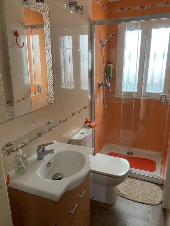 Koupelna v ubytování Casa Rosi, vistas al mar, piscina privada y A/A