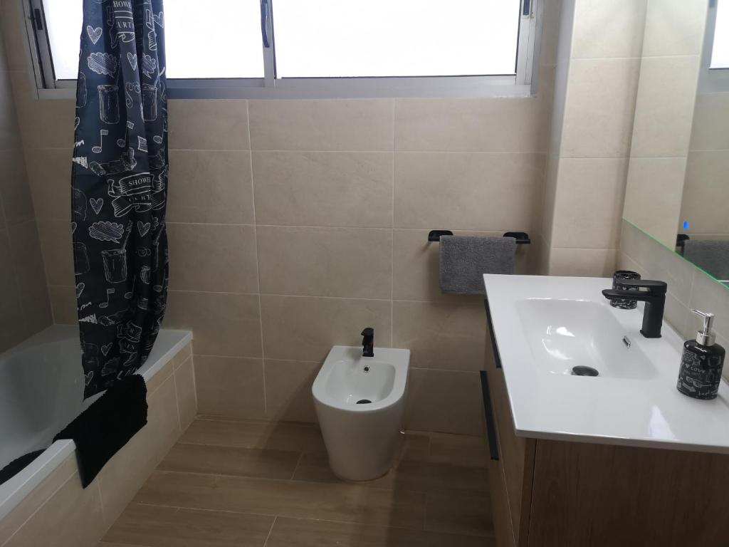 Koupelna v ubytování Hostal Mari en La Laguna, alquiler habitación privada en hostal, 6 habitaciones cerca de la universidad y aeropuerto Norte, 3 baños compartidos
