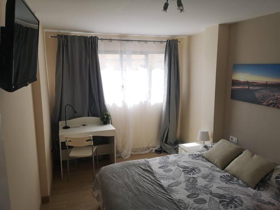 Postel nebo postele na pokoji v ubytování Hostal Mari en La Laguna, alquiler habitación privada en hostal, 6 habitaciones cerca de la universidad y aeropuerto Norte, 3 baños compartidos