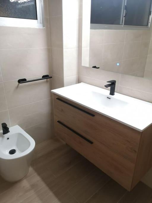 Koupelna v ubytování Hostal Mari en La Laguna, alquiler habitación privada en hostal, 6 habitaciones cerca de la universidad y aeropuerto Norte, 3 baños compartidos