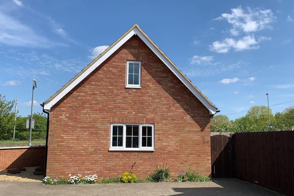 Cute 1 bedroom house with pool / ping pong table., Biggleswade (updated