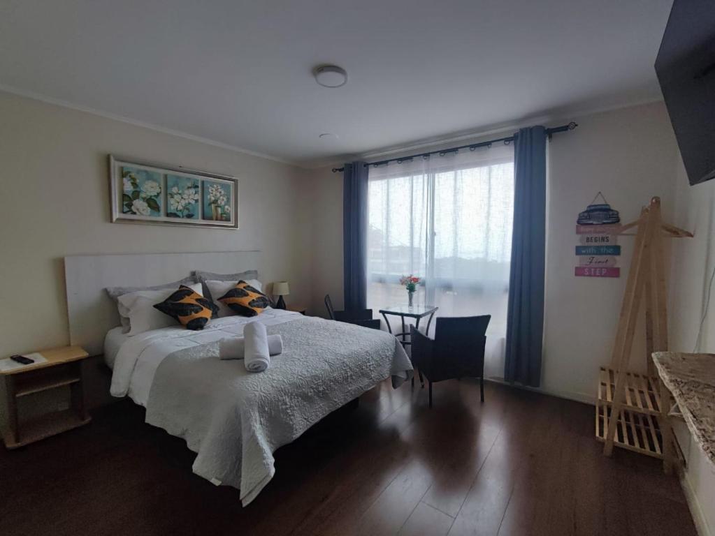 um quarto com uma cama, uma mesa e uma janela em Hotel 251 em Viña del Mar