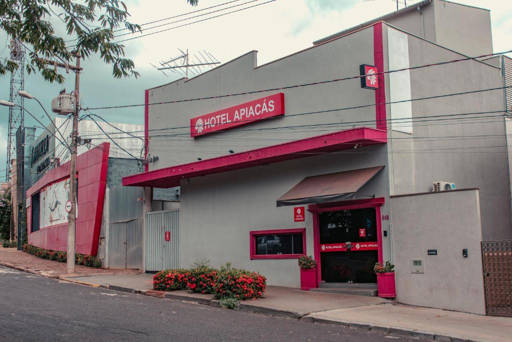 a building with a sign that reads virgin foods at Hotel Apiacas in Ribeirão Preto