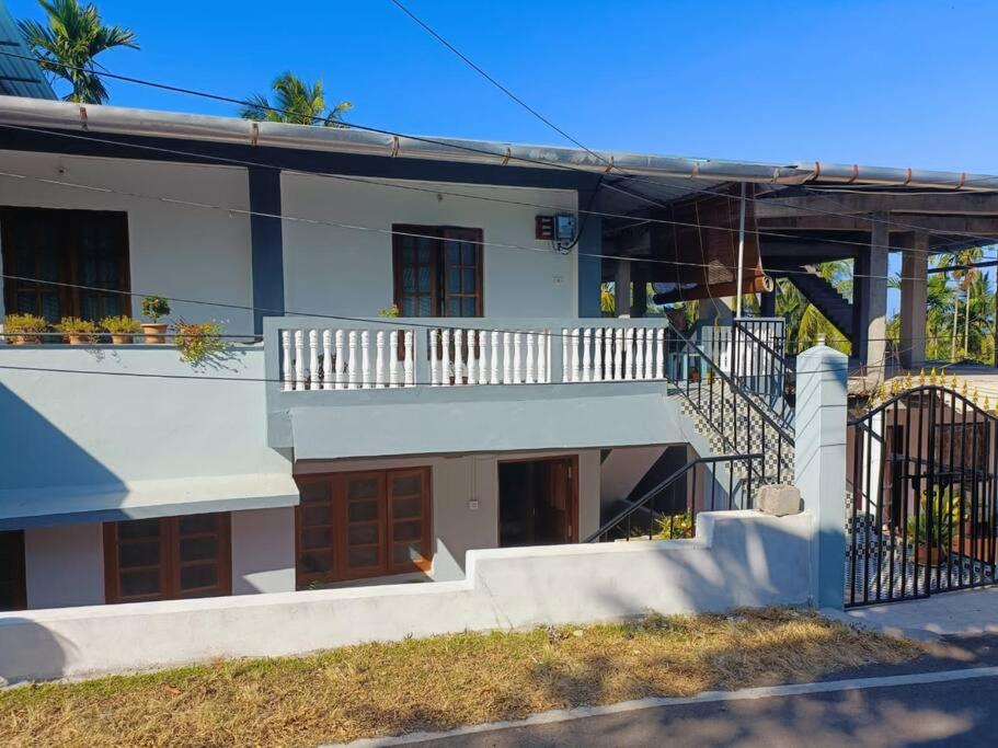 - un bâtiment blanc avec un escalier devant dans l'établissement Sea Edge Homestay, à Port Blair