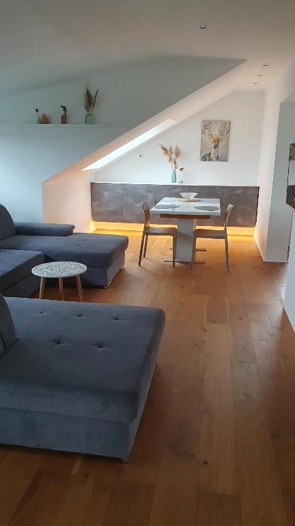 ein Wohnzimmer mit einem Sofa und einem Tisch in der Unterkunft Ferienwohnung Weitblick in Offenburg