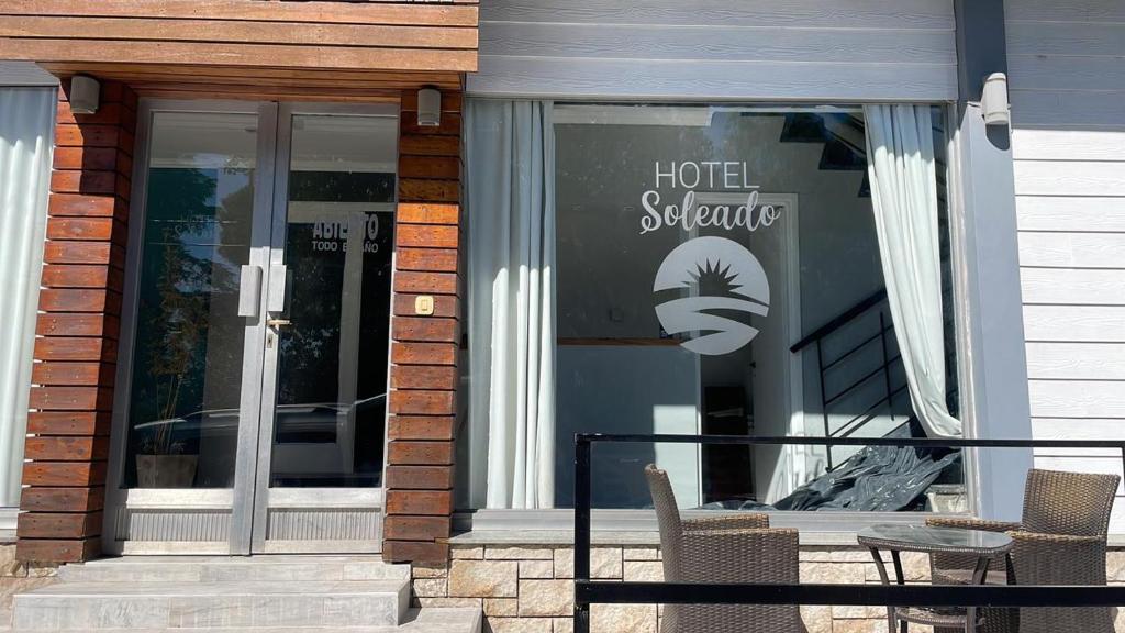 un escaparate con un cartel de servicio de hotel en HOTEL SOLEADO MH en Monte Hermoso