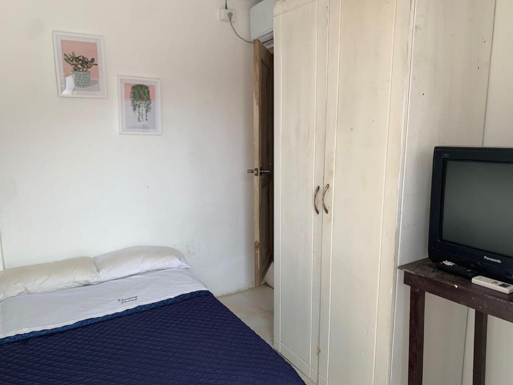 TV a/nebo společenská místnost v ubytování Veranera Hostal