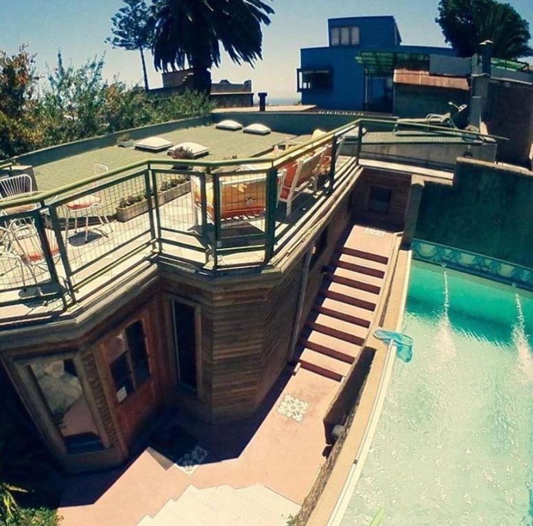 una grande piscina con terrazza e una piscina di Hotel Boutique & Spa Puerto Natura a Valparaíso