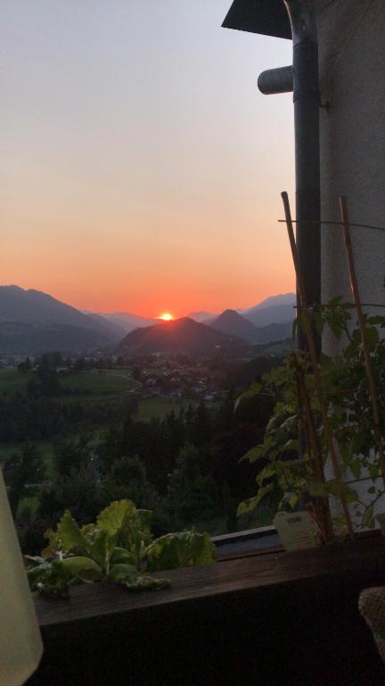 uma vista para o pôr-do-sol a partir da varanda de uma casa em Bergblick em Edlbach