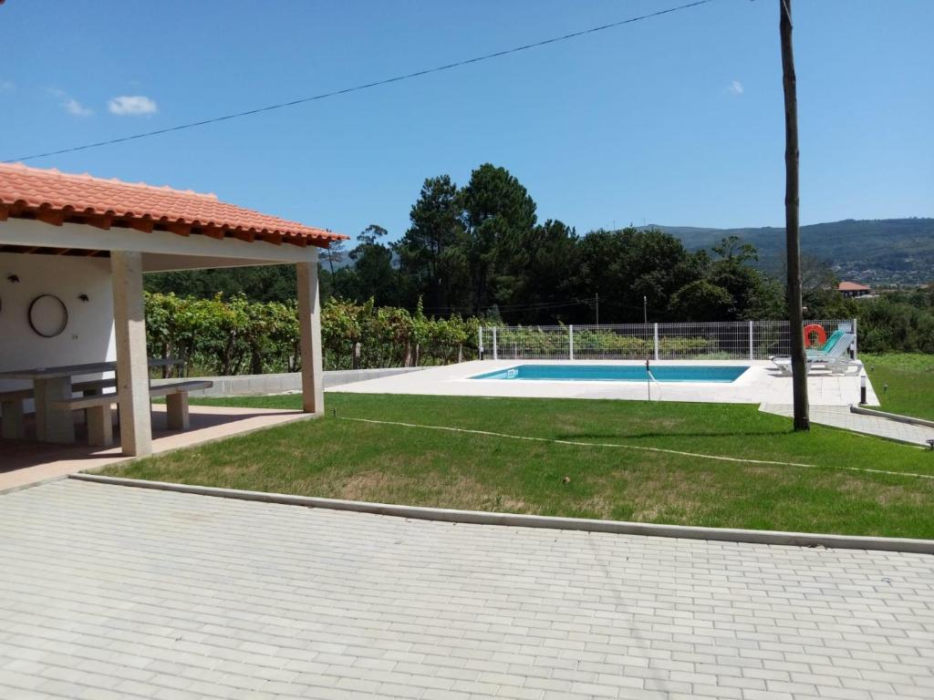 - une piscine dans une cour avec un pavillon dans l'établissement Casinha da Glória, 