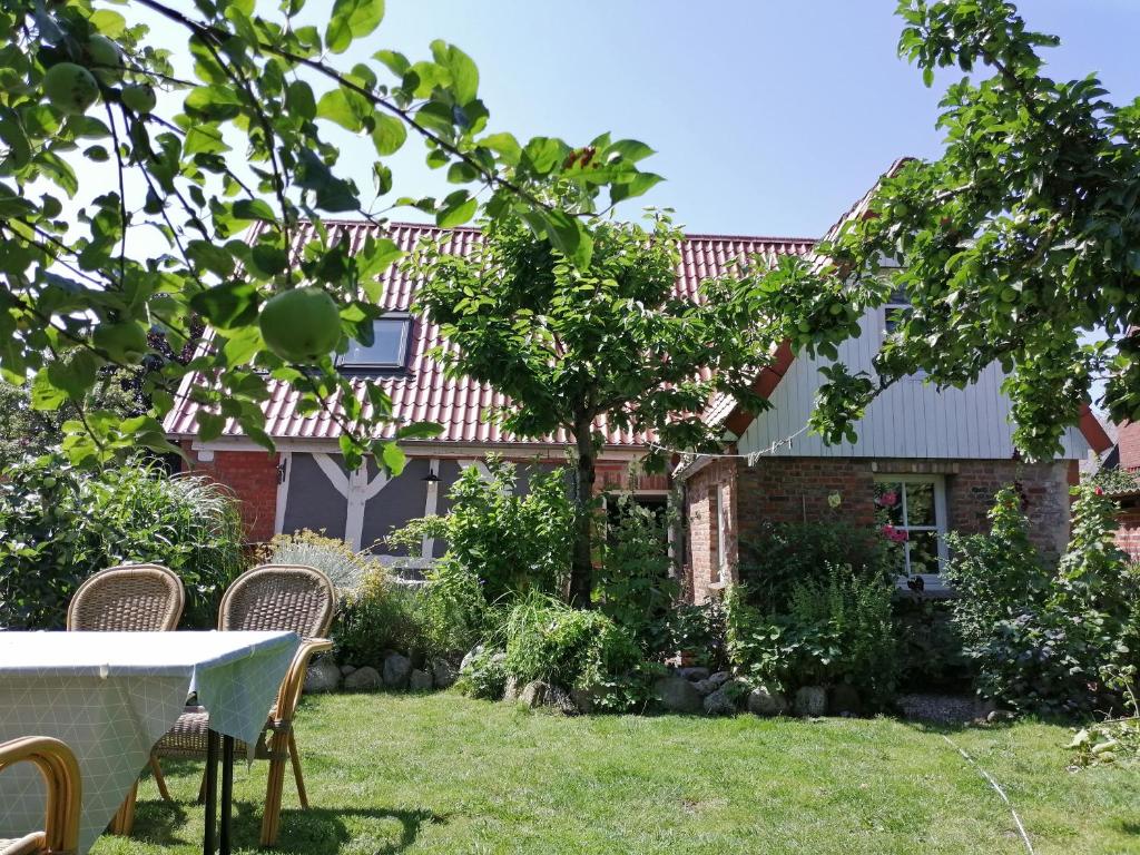 a garden with a table and chairs in front of a house at Alte Schusterei direkt am Fluss und Altstadt in Oberndorf