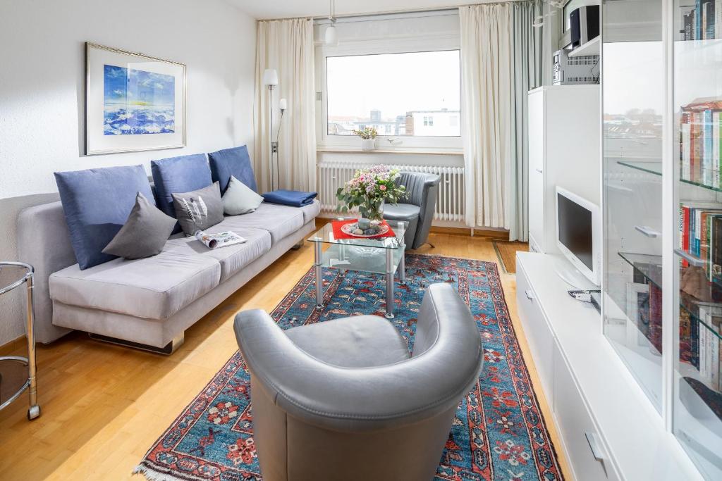 uma sala de estar com um sofá e uma mesa em Haus Iderhoff Appartment 28 em Norderney