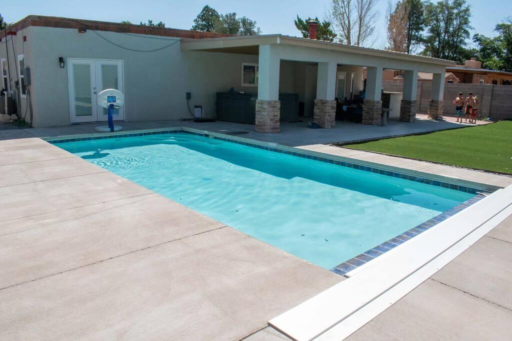 - une piscine en face d'une maison dans l'établissement Relaxing 4 Bedroom with Pool and Hot Tub, à Albuquerque