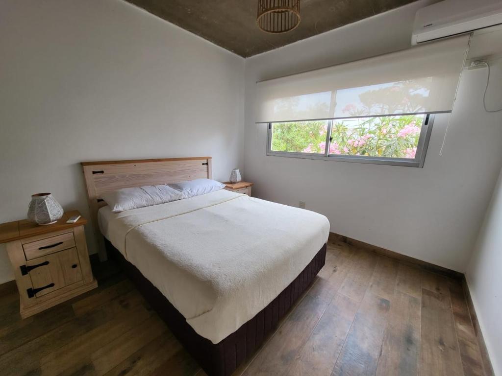 um quarto com uma cama grande e uma janela em MarEz em Punta Del Diablo