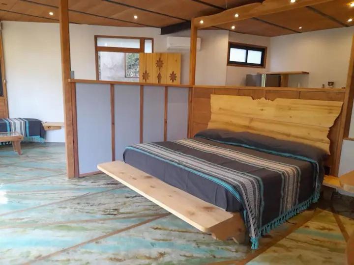 1 dormitorio con cama de madera en una habitación en Frondavista San Pancho, en San Francisco