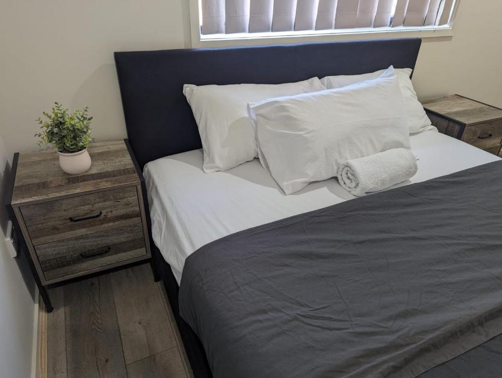 Säng eller sängar i ett rum på Huge Holiday Home 4Beds 2Baths in Gladstone near Shopping Center