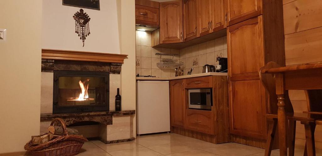 Kuchyňa alebo kuchynka v ubytovaní Domek z kominkiem Pod Limbą