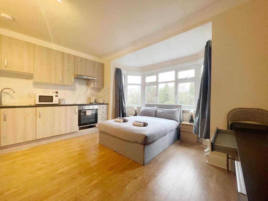una camera con letto e una cucina con finestra di Large Cosy Property 15min from Central London a Londra