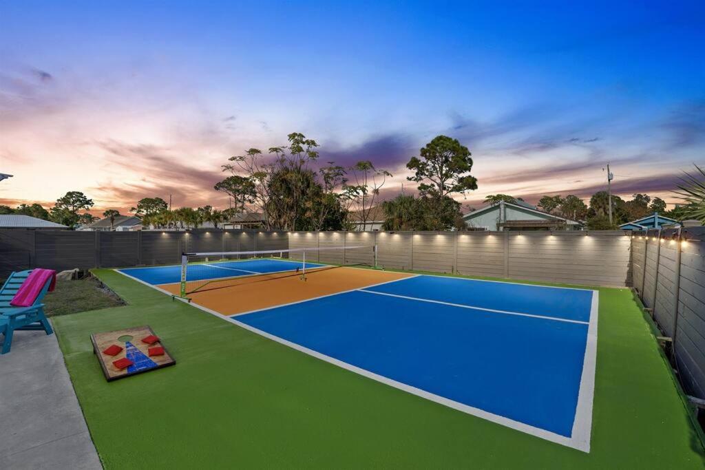 a tennis court with a tennis court at Sand Castle in Panama City Beach