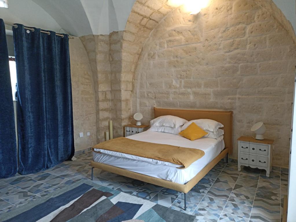 ターラントにあるle stanze di Eurialoの石壁のベッドルーム1室(ベッド1台付)