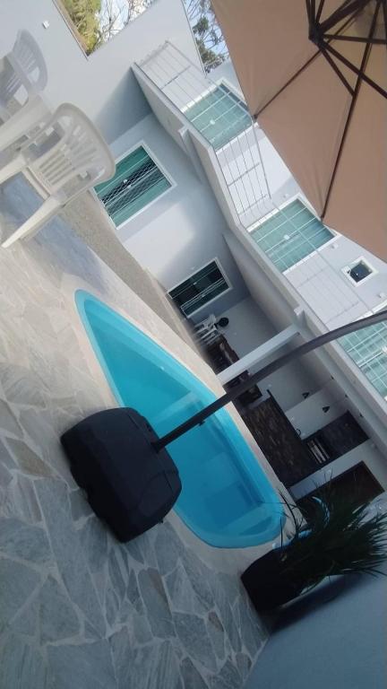 an overhead view of a swimming pool in front of a house at Sobrado em Piçarras com piscina in Piçarras