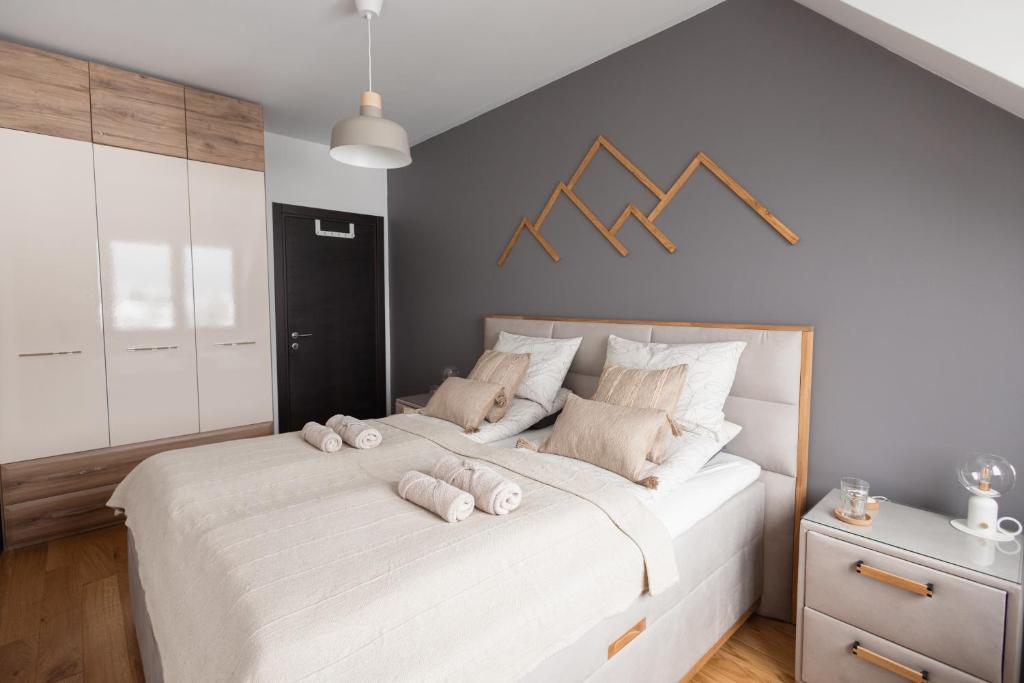 Postel nebo postele na pokoji v ubytování Glečer Kop, Apartment A14, FREE Parking Garage