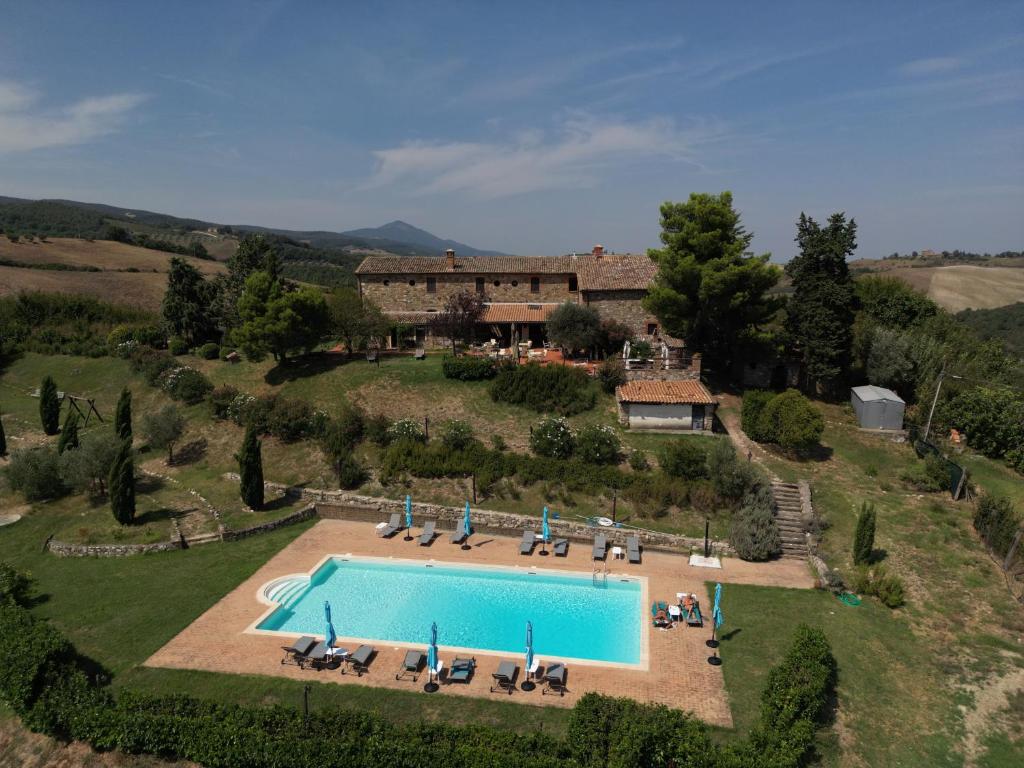 einen Luftblick auf eine Villa mit einem Pool in der Unterkunft Country House La Collina di Bargiano - Casa Raffaella in Allerona